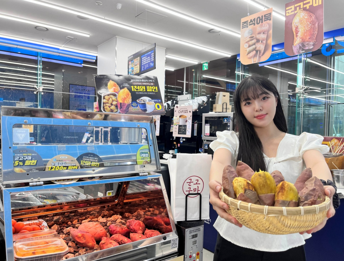▲GS25 매장에서 고객이 26년 햇고구마 상품을 들고 포즈를 취하고 있다. (사진제공=GS리테일)
