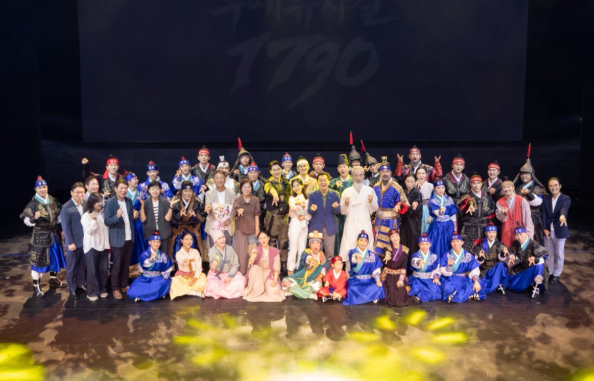 ▲이재준 수원특례시장이 역사 판타지 액션 뮤지컬 ‘1790’을 관람한 뒤 출연진과 기념촬영을 하고 있다. ‘1790’은 정조의 명으로 무예도보통지가 완성된 1790년을 모티브로 무예24기와 태권도, 음악을 결합해 정조의 시대를 무대 위에 풀어낸 작품이다. (이재준 수원특례시장 페이스북)