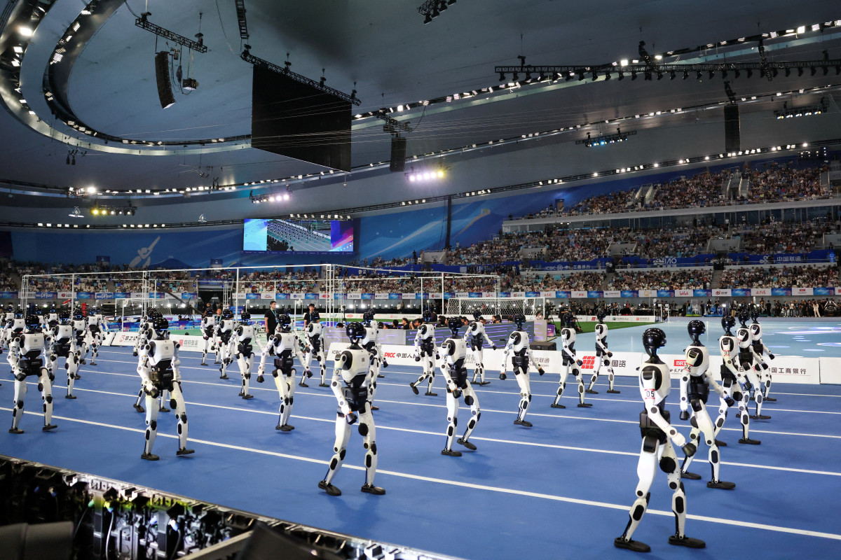 ▲22일 중국 베이징 국립 스피드스케이팅 경기장에서 열린 2026 세계 휴머노이드 로봇 운동회 개막식에서 ‘톈궁 휴머노이드 로봇’들이 대열을 맞춰 행진하고 있다. (베이징/로이터연합뉴스)