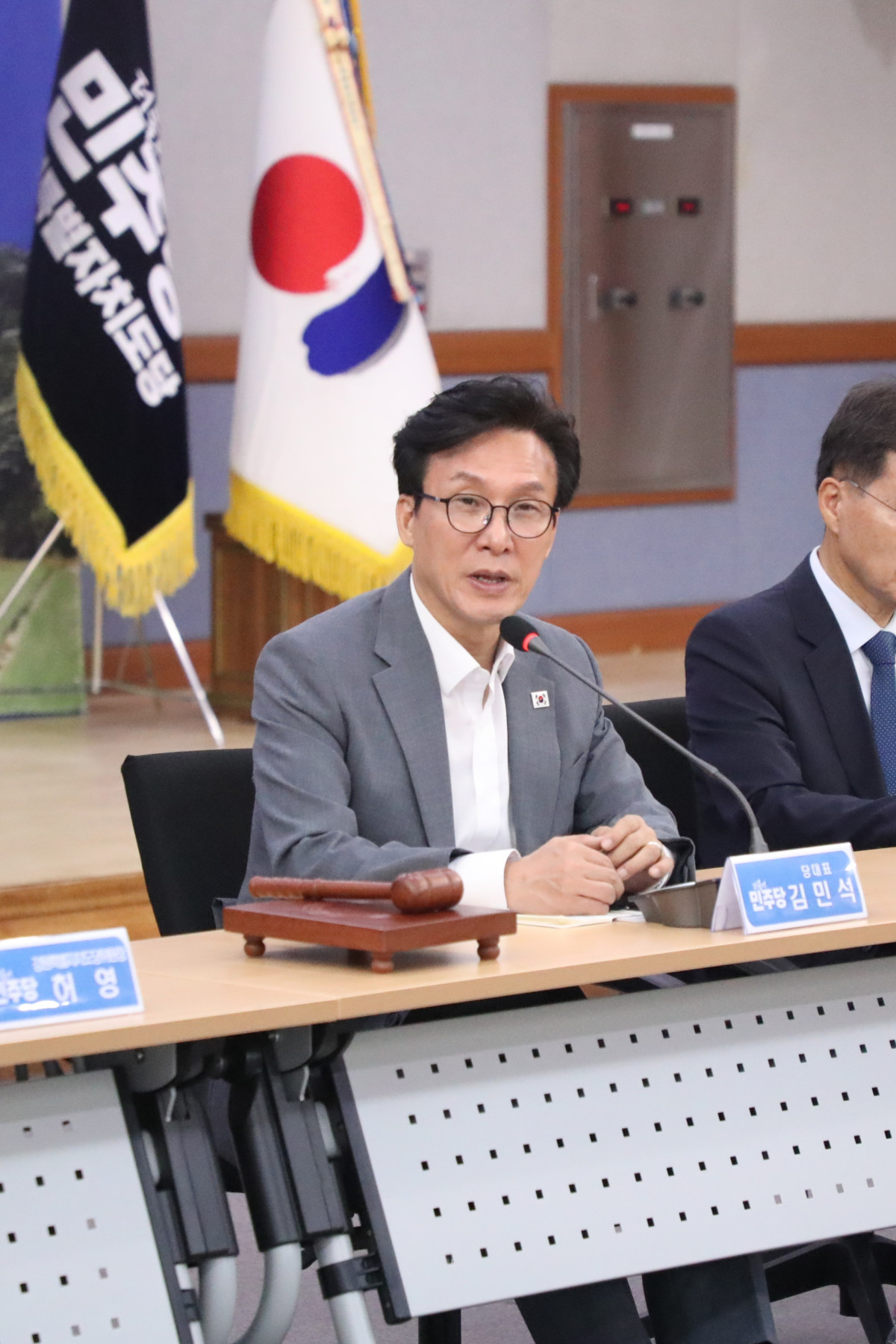 ▲21일 강원 강릉시청에서 열린 더불어민주당 최고위원회의에서 김민석 당 대표가 강원지역 현안을 듣고 있다. (연합뉴스)