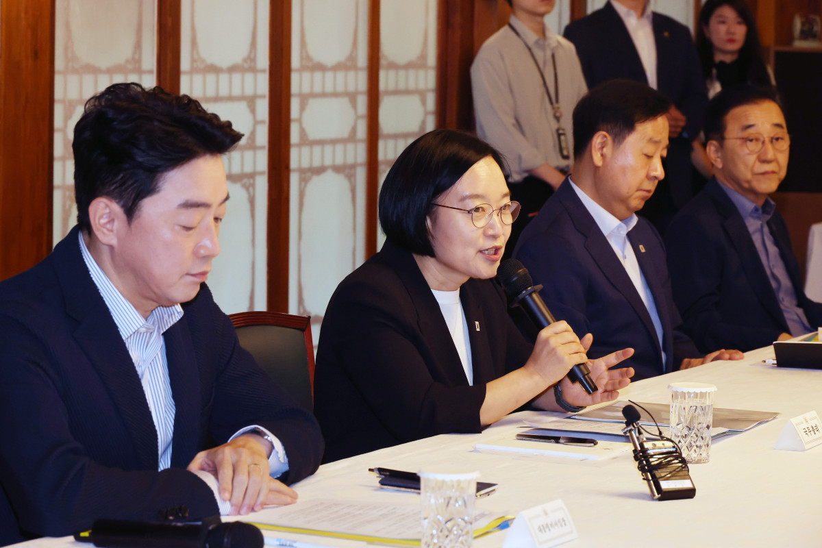 ▲한성숙 국무총리가 23일 서울 종로구 총리공관에서 열린 고위당정협의회에서 인사말을 하고 있다. 신태현 기자 holjjak@