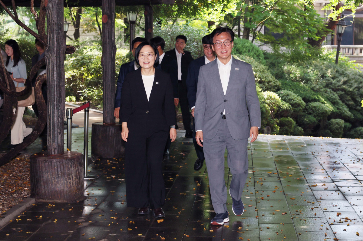 ▲한성숙 국무총리와 김민석 더불어민주당 대표가 23일 서울 종로구 총리공관에서 열린 고위당정협의회에 참석하고 있다. 신태현 기자 holjjak@