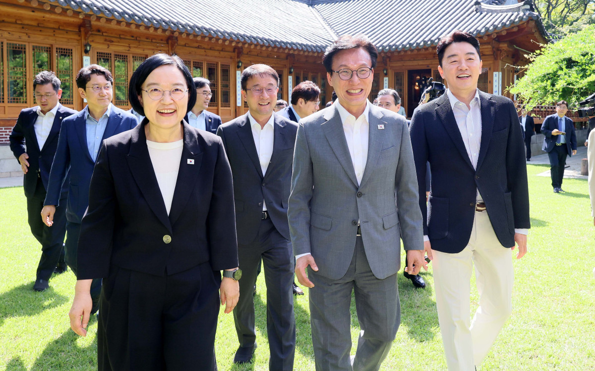 ▲한성숙(왼쪽부터) 국무총리, 김민석 더불어민주당 대표, 강훈식 대통령비서실장이 23일 서울 종로구 총리공관에서 열린 고위당정협의회에서 기념촬영을 위해 발걸음을 옮기고 있다. 신태현 기자 holjjak@
