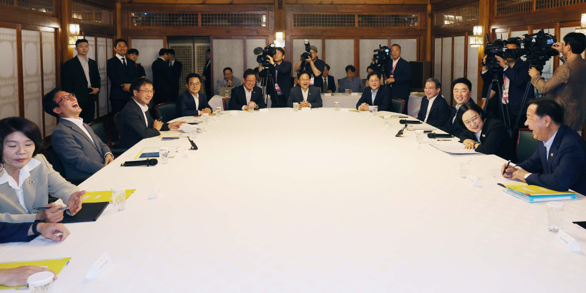 ▲한성숙 국무총리, 김민석 더불어민주당 대표, 강훈식 대통령비서실장, 한병도 민주당 원내대표, 구윤철 부총리 등이 23일 서울 종로구 총리공관에서 열린 고위당정협의회에 앞서 환담하고 있다. 신태현 기자 holjjak@