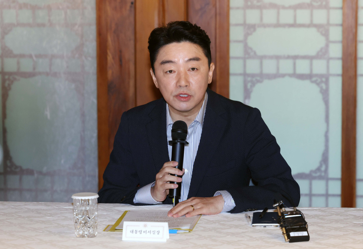 ▲강훈식 대통령비서실장이 23일 서울 종로구 총리공관에서 열린 고위당정협의회에서 인사말을 하고 있다. 신태현 기자 holjjak@