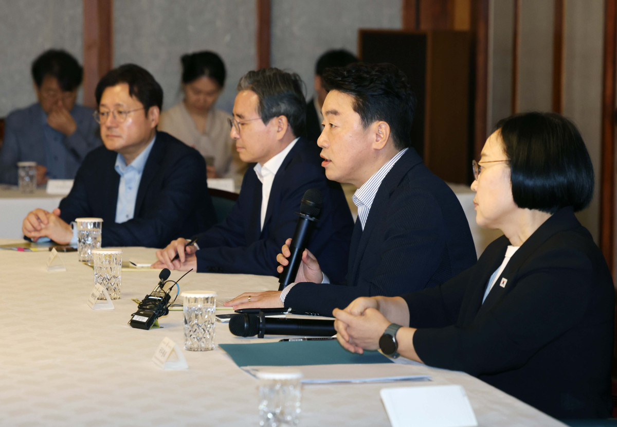 ▲강훈식 대통령비서실장이 23일 서울 종로구 총리공관에서 열린 고위당정협의회에서 인사말을 하고 있다. 신태현 기자 holjjak@