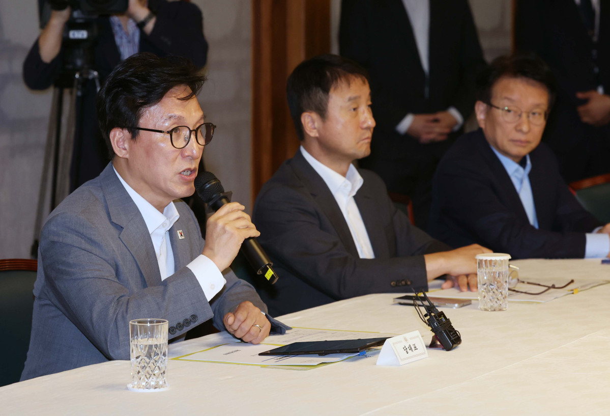 ▲김민석 더불어민주당 대표가 23일 서울 종로구 총리공관에서 열린 고위당정협의회에서 인사말을 하고 있다. 신태현 기자 holjjak@