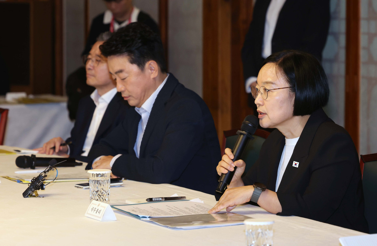▲한성숙 국무총리가 23일 서울 종로구 총리공관에서 열린 고위당정협의회에서 인사말을 하고 있다. 신태현 기자 holjjak@