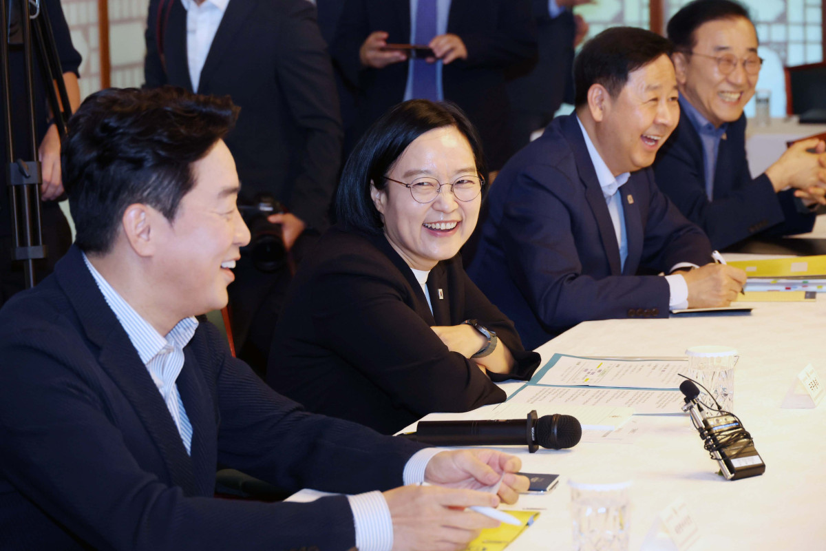 ▲한성숙 국무총리가 23일 서울 종로구 삼청동 총리공관에서 열린 고위당정협의회에서 참석해 환하게 웃고 있다. 신태현 기자 holjjak@