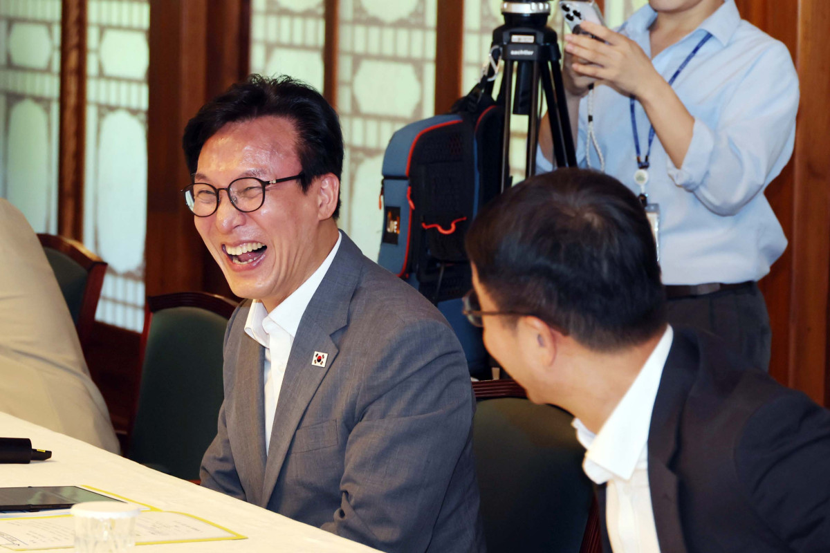 ▲김민석 더불어민주당 대표가 23일 서울 종로구 총리공관에서 열린 고위당정협의회에서 환하게 웃고 있다. 신태현 기자 holjjak@