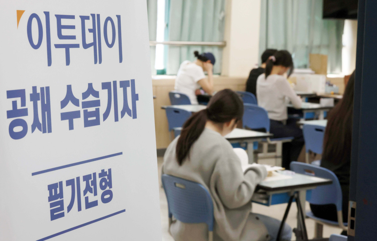 ▲23일 서울 용산철도고에서 이투데이 공채 20기 수습기자 필기전형이 실시되고 있다. 신태현 기자 holjjak@