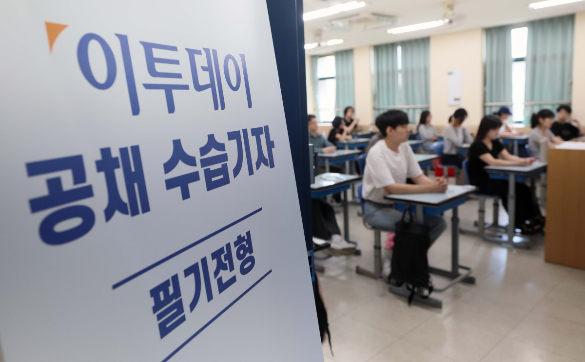 ▲23일 서울 용산철도고에서 이투데이 공채 20기 수습기자 필기전형이 실시되고 있다. 신태현 기자 holjjak@