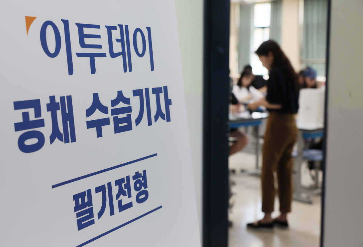 ▲23일 서울 용산철도고에서 이투데이 공채 20기 수습기자 필기전형이 실시되고 있다. 신태현 기자 holjjak@