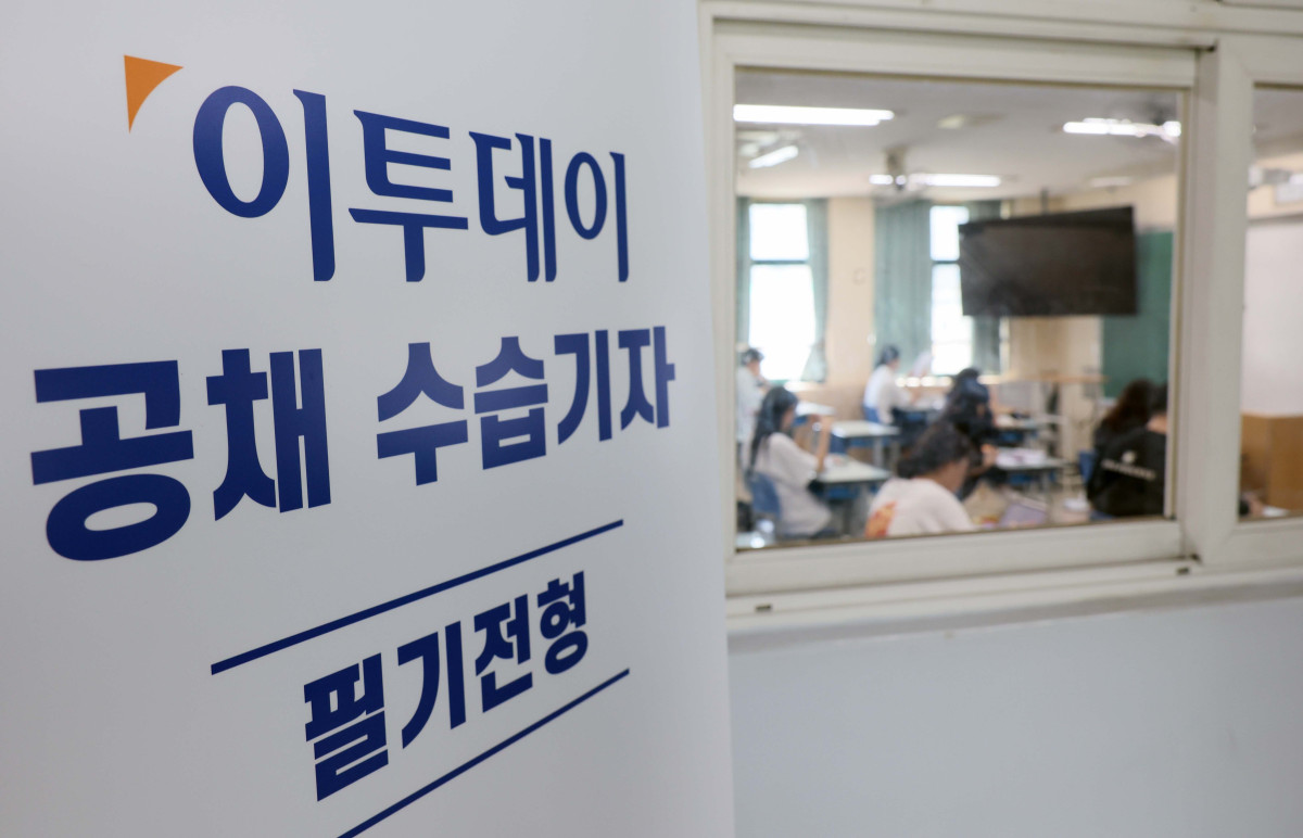▲23일 서울 용산철도고에서 이투데이 공채 20기 수습기자 필기전형이 실시되고 있다. 신태현 기자 holjjak@