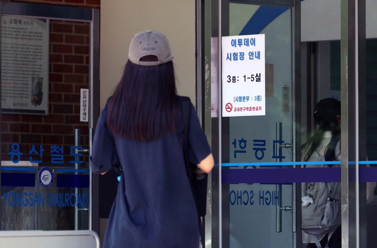 ▲23일 서울 용산철도고에서 이투데이 공채 20기 수습기자 필기전형이 실시되고 있다. 신태현 기자 holjjak@