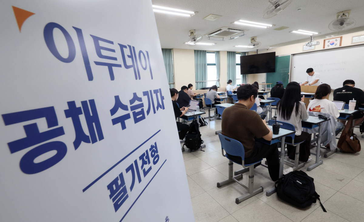 ▲23일 서울 용산철도고에서 이투데이 공채 20기 수습기자 필기전형이 실시되고 있다. 신태현 기자 holjjak@