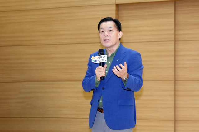 ▲이재준 수원특례시장이 22일 수원유스호스텔에서 열린 ‘청개구리 교실’ 학부모지원단 워크숍에서 학부모지원단을 대상으로 인사말을 하고 있다. 수원시는 학부모의 전문 역량을 공교육 현장과 연결해 생태환경·AI 로봇·문화예술·코딩드론·세계시민·AI융합 등 초등학교 학년별 맞춤교육을 운영하고 있다. (수원특례시)
