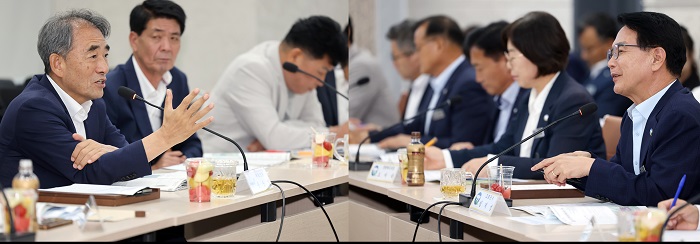▲심덕섭 군수와 윤준병 국회의원, 군·도의원 등이 정책협의를 열고 내년 국가예산확보 방안을 논의하고 있다. (사진제공=고창군)