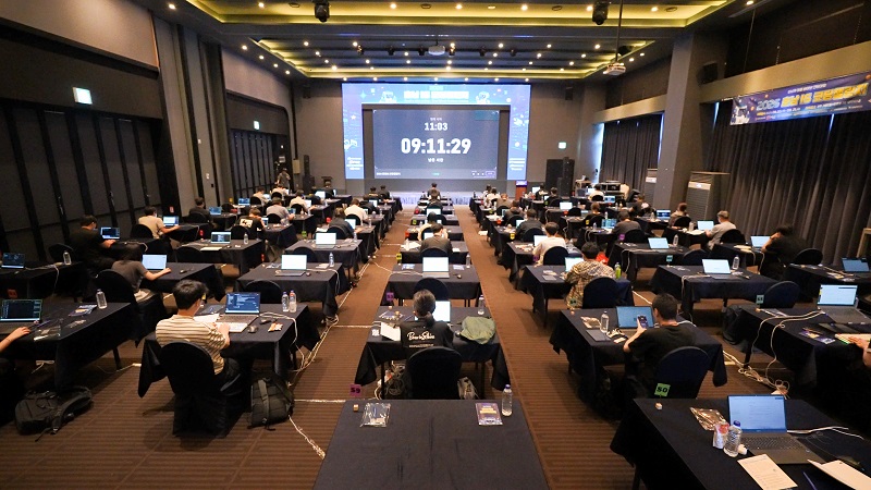 ▲‘2026 호남 IS 코딩챌린지’ 참가자들이 생성형 AI와 바이브 코딩을 활용해 지역문제 해결 프로그램 개발 과제를 수행하고 있다. (사진제공=전주정보문화산업진흥원)