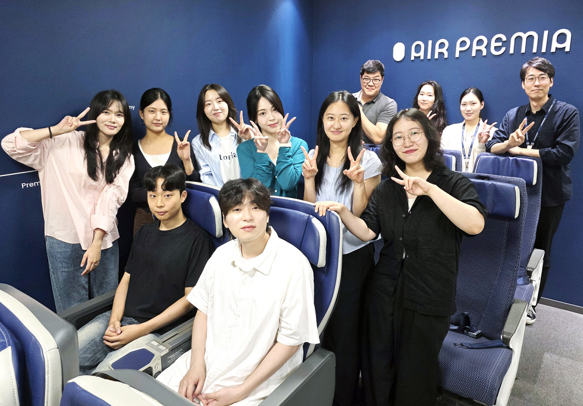 ▲21일 오후 서울 강서구 에어프레미아 본사에서 항공일자리 청년인턴 프로그램에 참여한 청년들이 기념촬영을 하고 있다. (사진=에어프레미아)