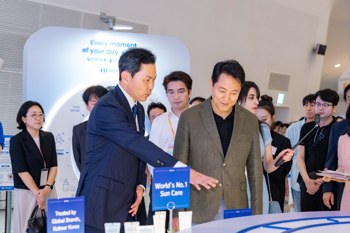 ▲윤상현(사진 왼쪽) 콜마그룹 부회장이 ‘2026 서울뷰티위크’ 한국콜마 부스에서 오세훈 서울시장에게 한국콜마의 화장품 기술력을 소개하고 있다. (사진제공=한국콜마)