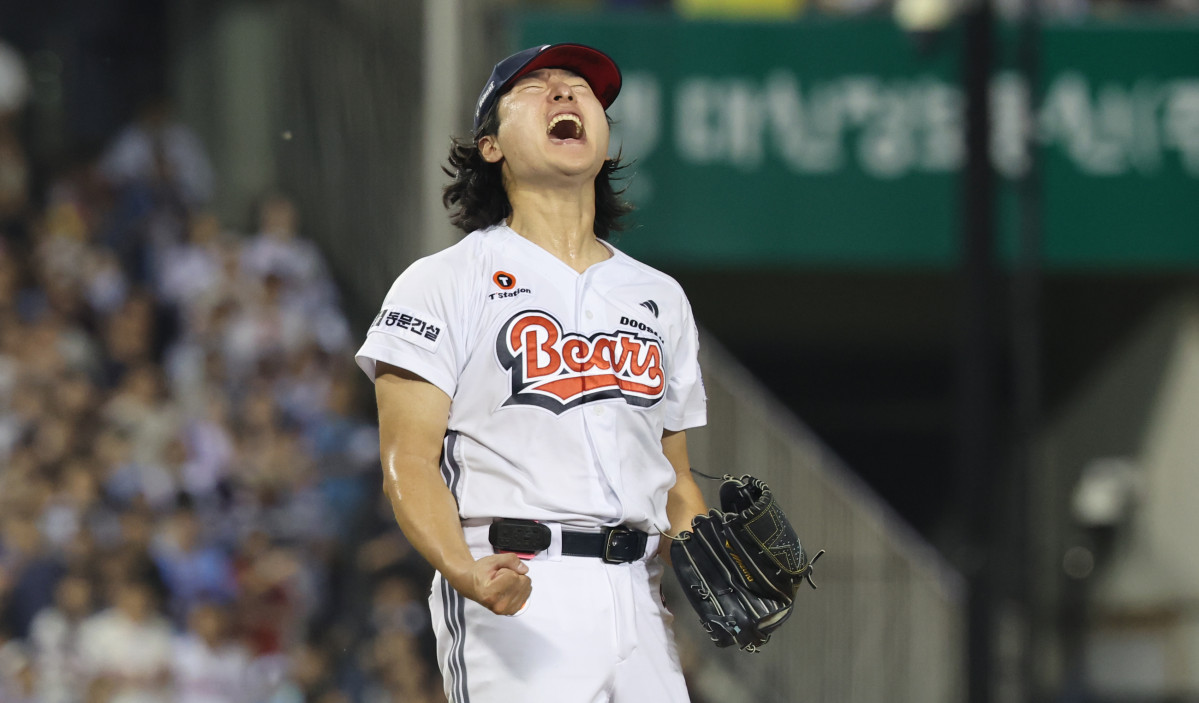 ▲23일 오후 서울 송파구 잠실야구장에서 열린 2026 신한 SOL KBO리그 롯데 자이언츠 대 두산 베어스의 경기, 7회를 무실점으로 막은 두산 선발 곽빈이 포효하고 있다. (뉴시스)