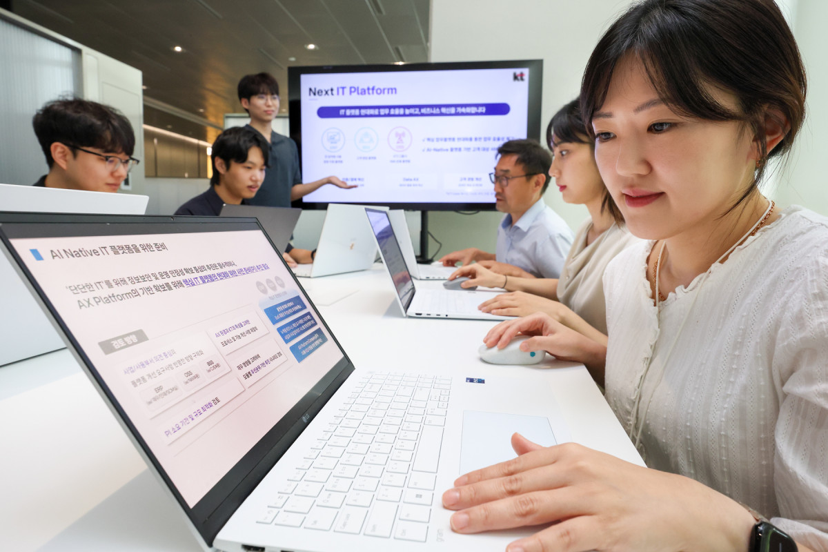 ▲KT가 정보보호와 서비스 안정성을 강화하고 ‘AX Platform Company’ 전략의 실행 기반을 마련하기 위한 전사 IT 현대화에 속도를 내고 있다고 밝혔다. 사진은 KT 직원들이 ‘Next IT Platform’ 기반의 핵심 업무 플랫폼 현대화 방향에 대해 논의하는 모습. (사진제공=KT)
