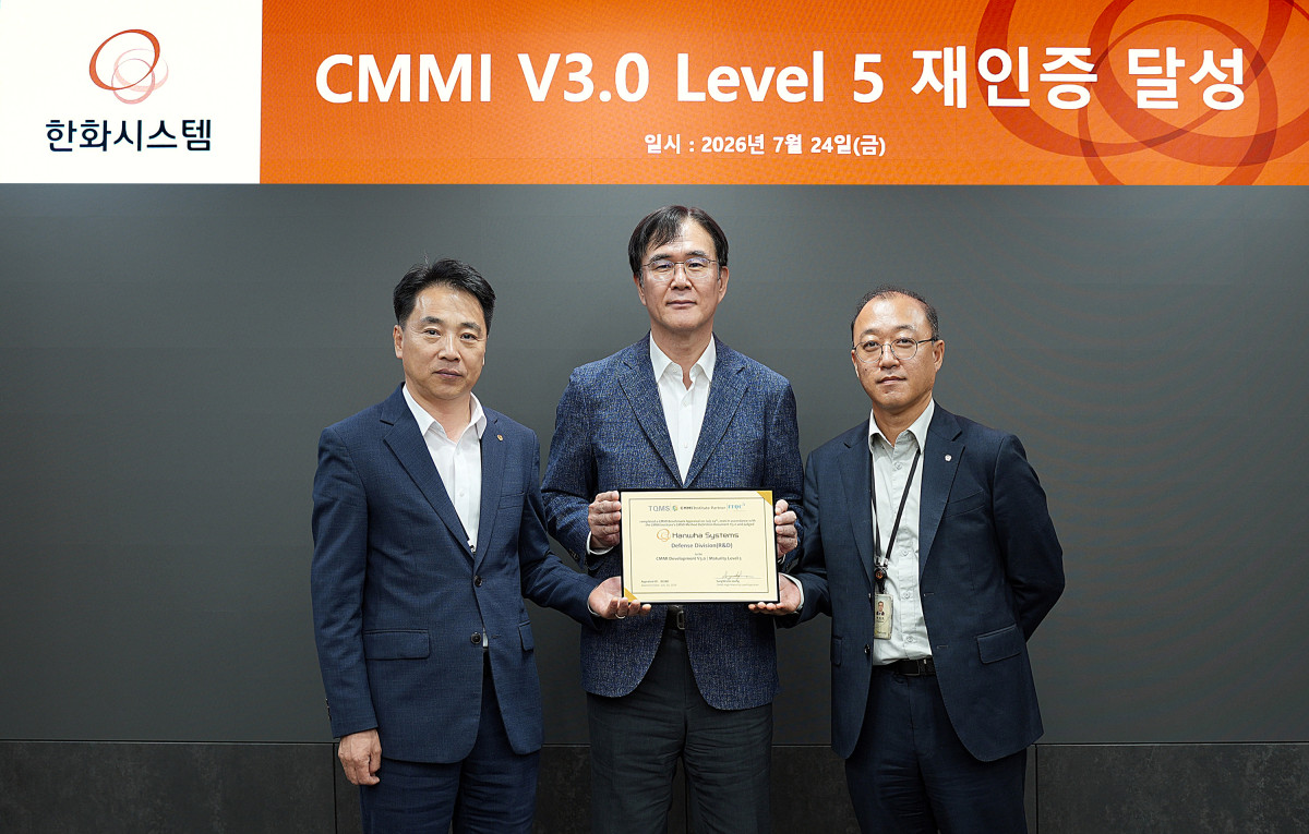 ▲한화시스템이 'CMMI 버전 3.0' 인증에서 최고 등급인 레벨 5를 획득했다. 왼쪽부터 오줄현 한화시스템 품질경영실장, 정상욱 CMMI 선임심사원, 이동휘 한화시스템 레이다연구소장 (한화시스템)