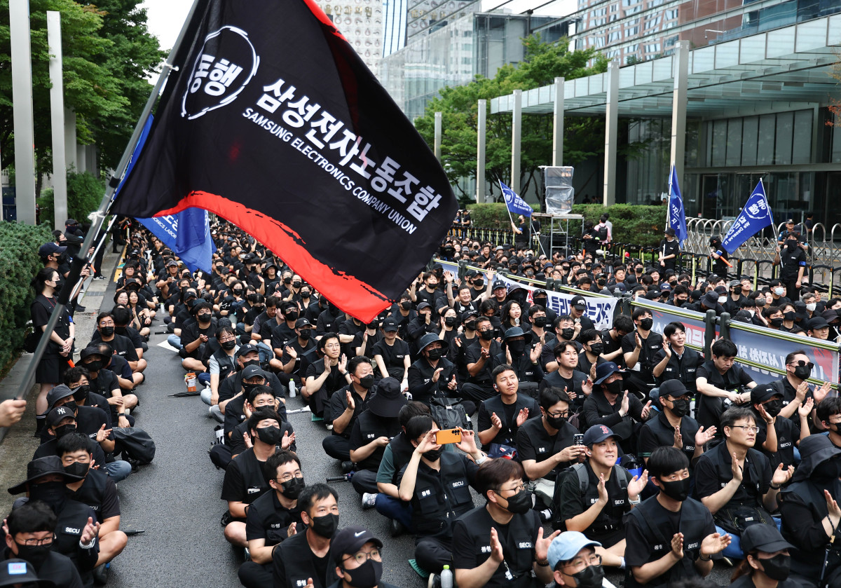 ▲21일 서울 삼성 서초사옥 인근에서 삼성전자 DX 부문 동행노조 조합원들이 'DS부문과 보상격차 해소 요구 집회'를 열고 있다. (사진=연합뉴스)