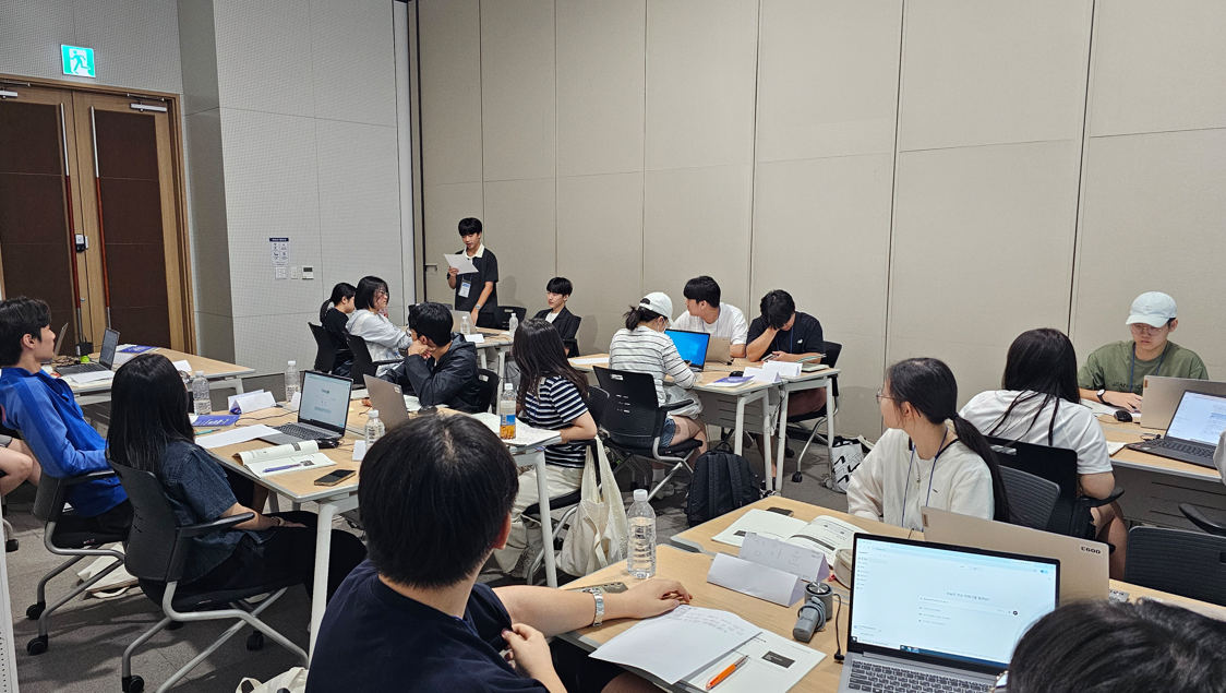 ▲부산바다문제를청소년들이 ai로 푸는 수업을 하고 있다. (사진제공=부산시교육청)