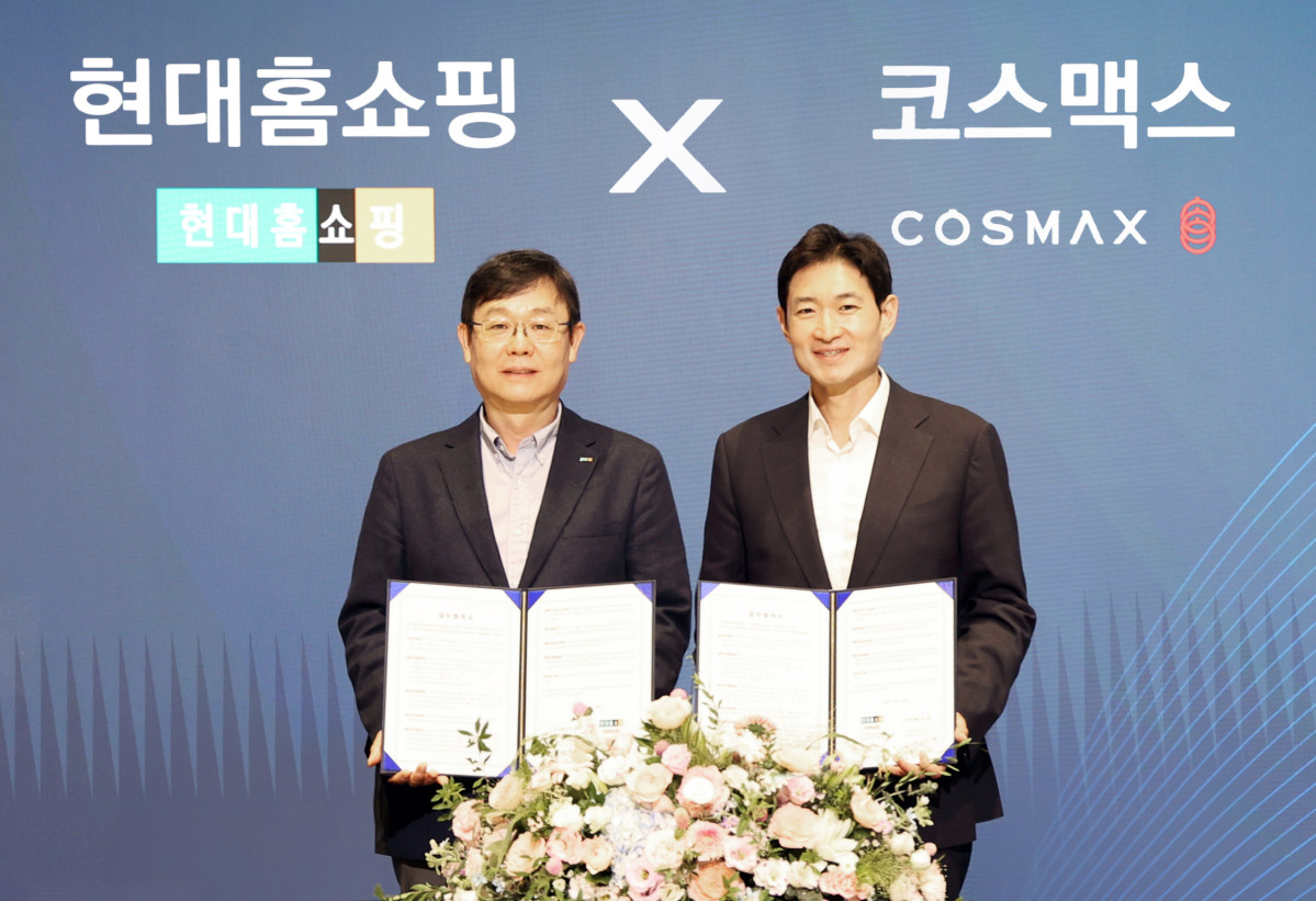 ▲한광영 현대홈쇼핑 대표(왼쪽)와 이병주 코스맥스비티아이 대표가 20일 서울 강동구 현대홈쇼핑 본사에서 단독 상품 공동 개발을 위한 업무협약을 체결한 뒤 기념촬영하고 있다. (사진제공=현대홈쇼핑)