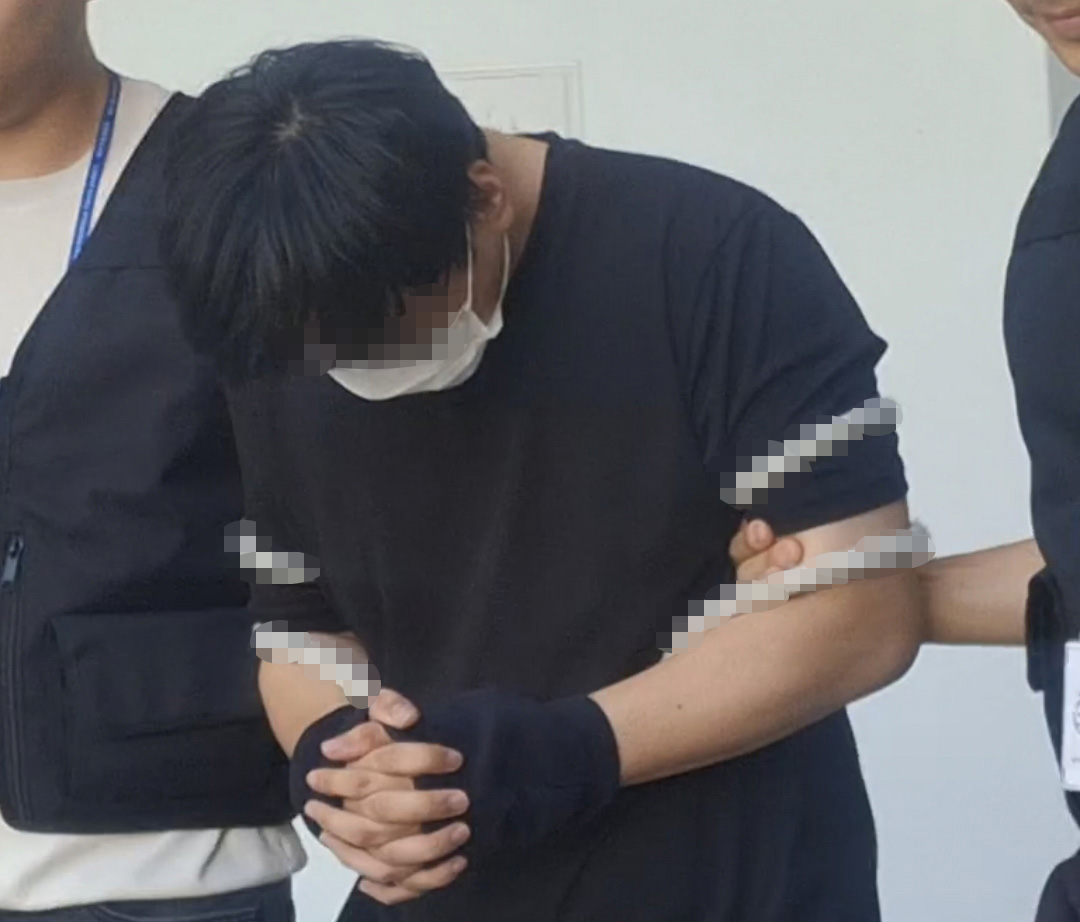 ▲실종사건 허위 종결 혐의로 전날 긴급체포된 제주 A 경장이 23일 오후 제주동부경찰서 유치장을 나와 호송차로 이동하고 있다. (연합뉴스)