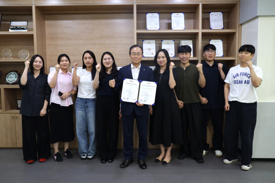 ▲한종관 전북신용보증재단 이사장과 임직원들이 부패방지경영시스템 ‘ISO 37001:2025’ 전환 및 사후심사 통과를 기념해 기념촬영을 하고 있다. (사진제공=전북신용보증재단)