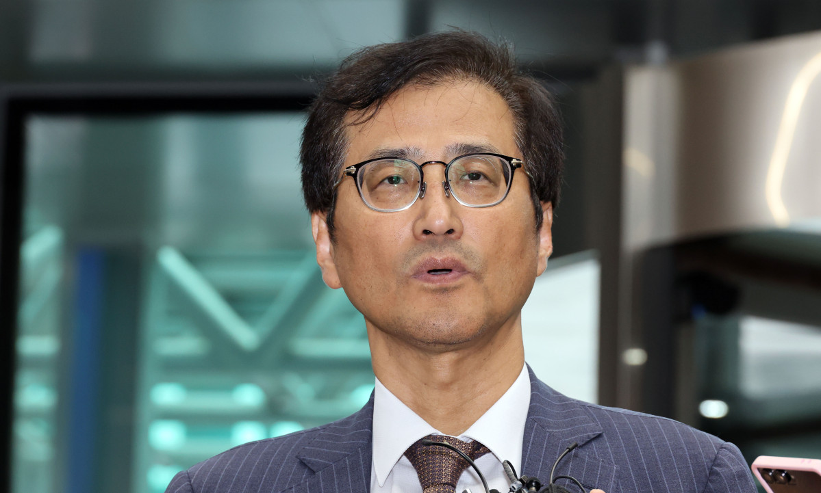 ▲6·3 지방선거 및 중앙선거관리위원회의 갖가지 의혹을 들여다보는 이태한 선관위 특별검사가 21일 서울 서대문구 경찰청에 들어서며 취재진 질문에 답하고 있다. (연합뉴스)