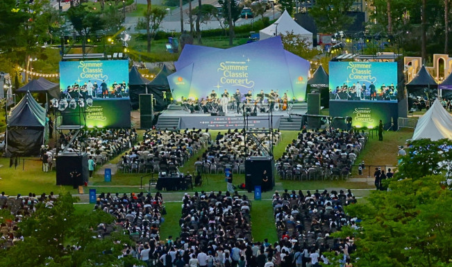 ▲롯데는 23일 롯데월드타워 월드파크에서 '2026 롯데 서머 클래식 콘서트’를 개최했다. 무료로 진행된 이 날 공연에는 늦더위를 피해 롯데월드타워를 찾은 시민 4500여 명이 참석해 도심 속 야경과 어우러진 클래식 공연을 즐겼다. (사진제공=롯데지주)