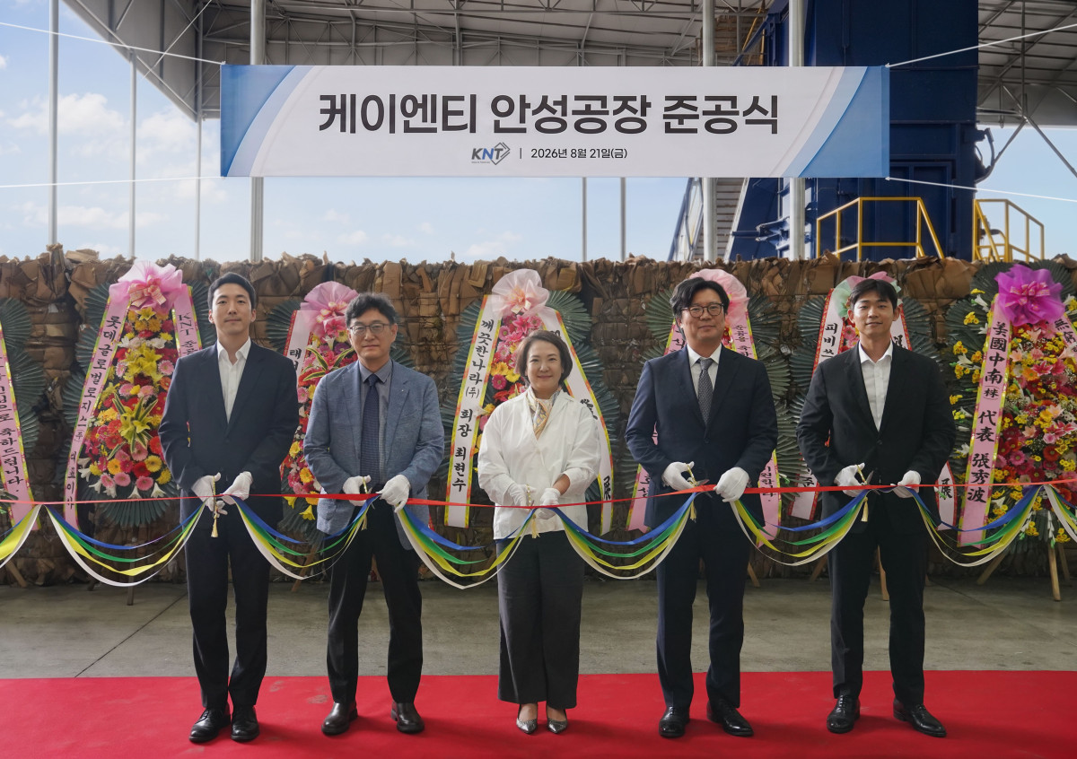 ▲깨끗한나라가 지난 21일 케이엔티(KNT) 안성공장 준공식을 개최하고 본격 가동에 나섰다. (사진제공=깨끗한나라)