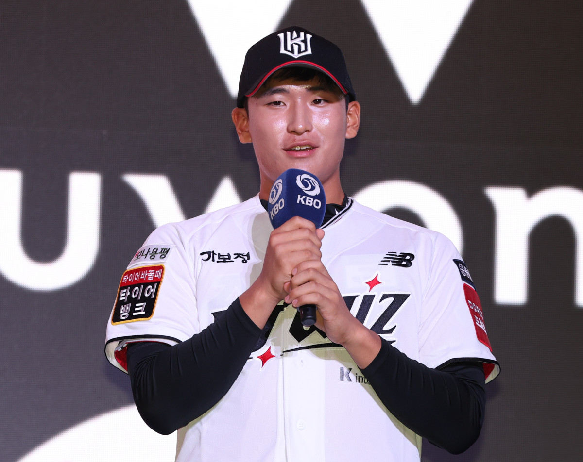▲서울 송파구 롯데호텔월드에서 열린 2026 KBO 신인 드래프트에서 kt위즈 1라운드 지명된 전주고 박지훈이 소감을 밝히고 있다. (뉴시스)