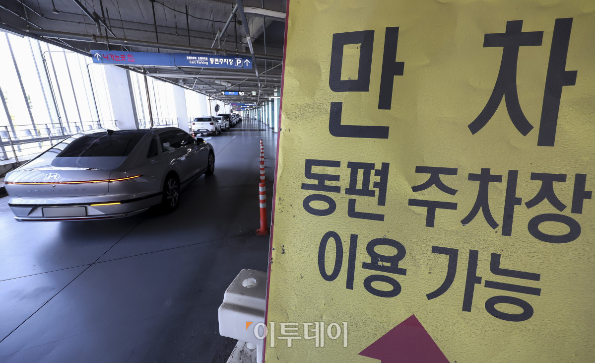 ▲인천국제공항공사가 2031년까지 5만6천면 이상의 주차 공간을 갖추는 것을 목표로 주차장 증설 사업을 추진중인 가운데 24일 인천국제공항 제2여객터미널 단기주차장에 만차를 알리는 표지판이 세워져 있다. 고성준 기자 joonko1@