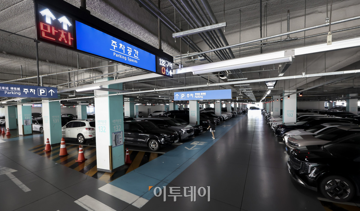 ▲인천국제공항공사가 2031년까지 5만6천면 이상의 주차 공간을 갖추는 것을 목표로 주차장 증설 사업을 추진중인 가운데 24일 인천국제공항 제2여객터미널 단기주차장에 차량들이 빼곡하게 주차되어 있다. 고성준 기자 joonko1@