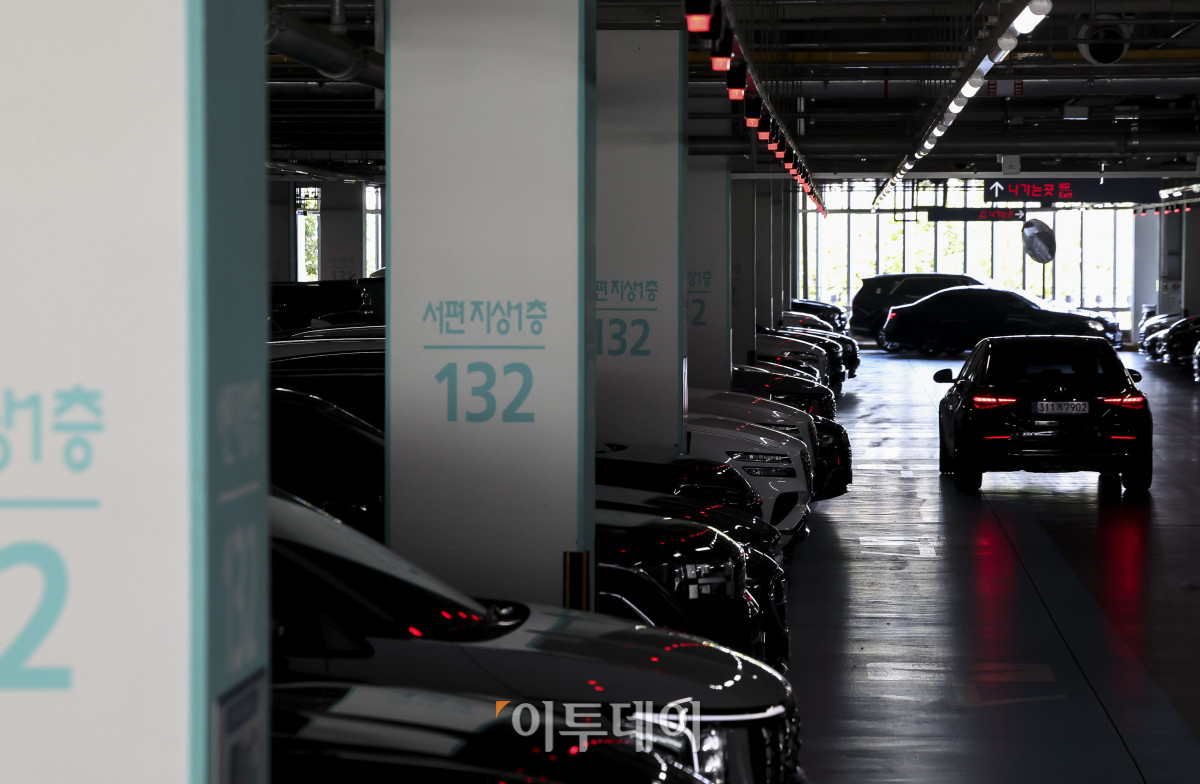 ▲인천국제공항공사가 2031년까지 5만6천면 이상의 주차 공간을 갖추는 것을 목표로 주차장 증설 사업을 추진중인 가운데 24일 인천국제공항 제2여객터미널 단기주차장에 차량들이 빼곡하게 주차되어 있다. 고성준 기자 joonko1@