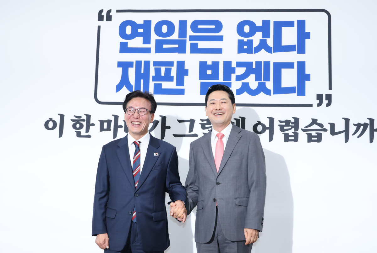 ▲더불어민주당 김민석 대표와 국민의힘 장동혁 대표가 24일 국회에서 만나 기념 촬영하고 있다. 이날 만남은 김민석 대표가 취임 인사차 방문해 성사됐다. (연합뉴스)