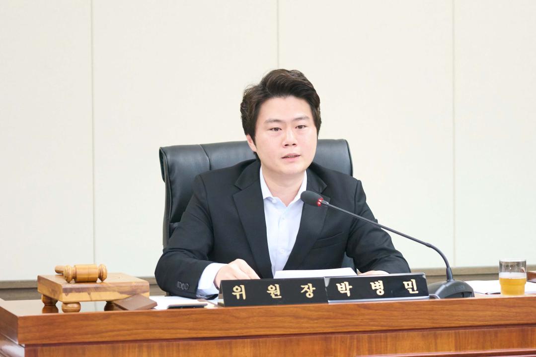 ▲박병민 용인특례시의회 의회운영위원장이 24일 열린 의회운영위원회 회의를 주재하고 있다. (용인특례시의회)