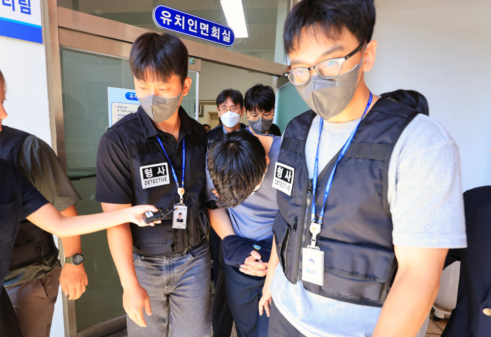 ▲실종사건 허위 종결 등 혐의를 받는 A 경장이 24일 오전 체포적부심사를 받으러 가기 위해 제주동부경찰서 유치장에서 나오고 있다. (연합뉴스)