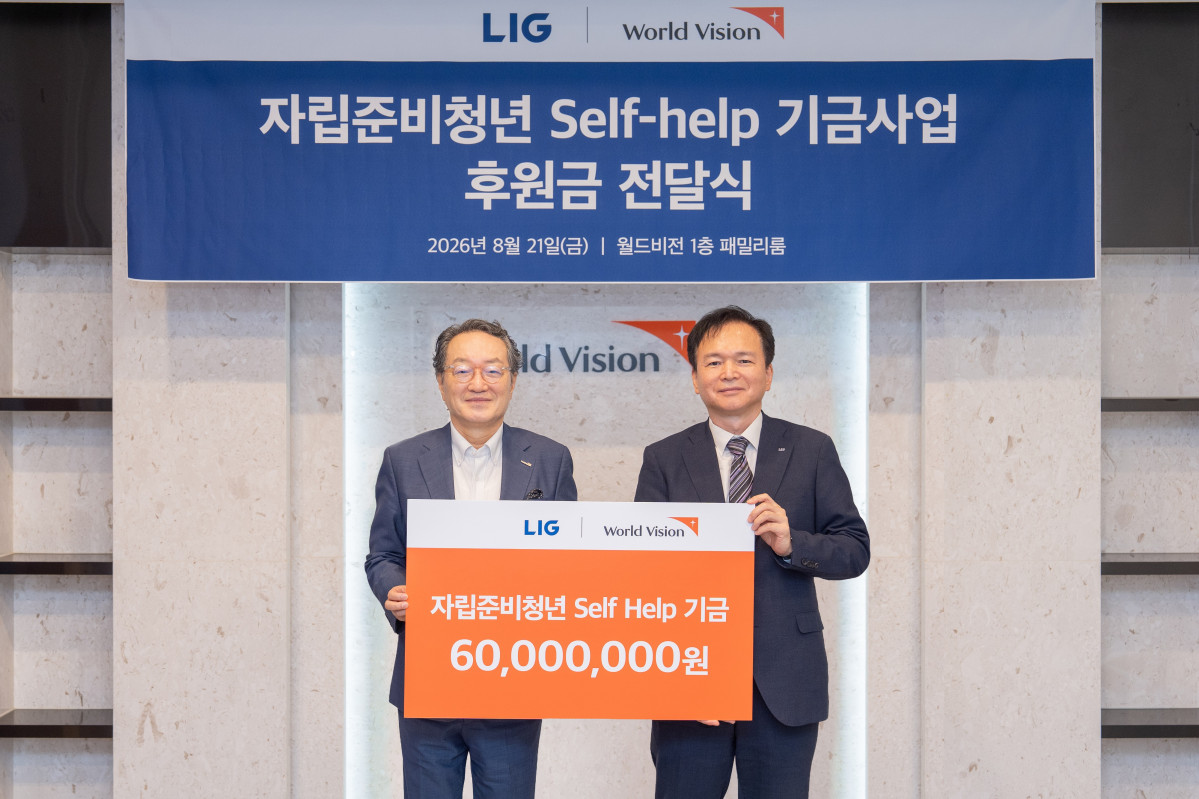 ▲최용준 LIG 대표이사 (오른쪽)와 조명환 월드비전 회장(왼쪽)이 후원금 전달식 기념사진을 촬영하고 있다. (LIG)