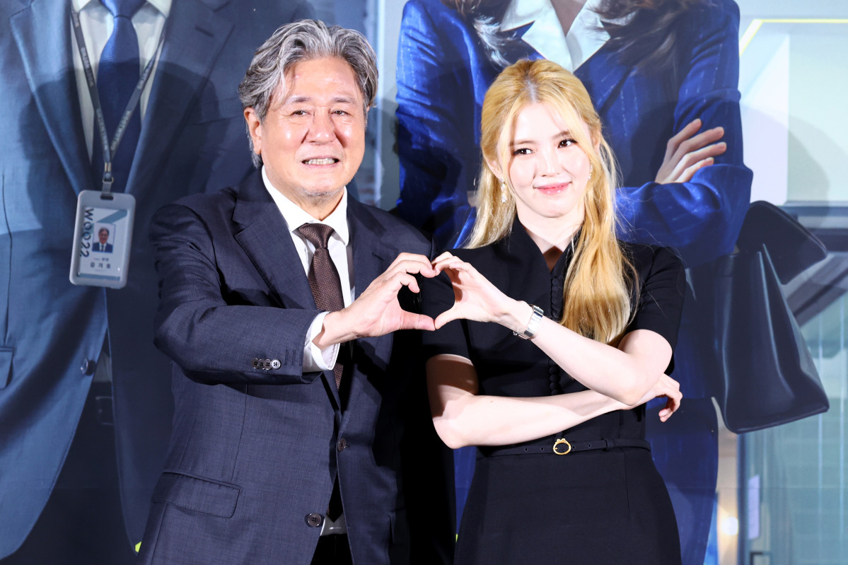 ▲배우 최민식(왼쪽)과 한소희가 24일 서울 용산구 CGV용산아이파크몰에서 열린 영화 '인턴' 제작보고회에서 포즈를 취하고 있다. (연합뉴스)