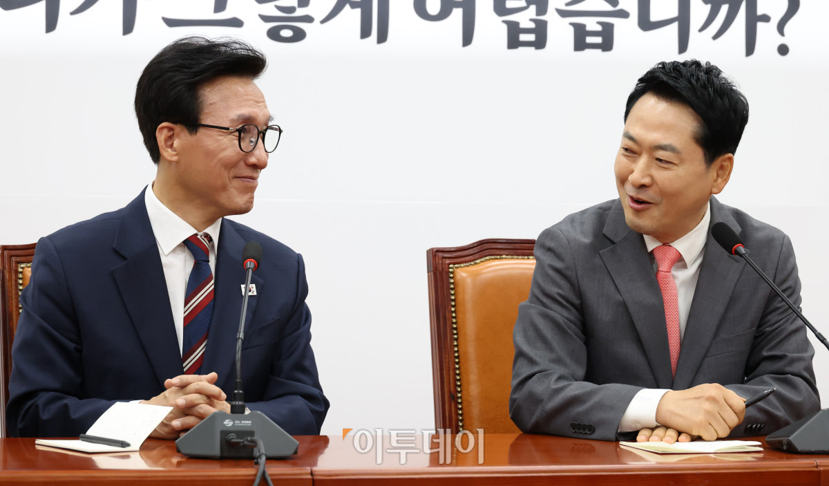 ▲김민석(왼쪽) 더불어민주당 대표가 24일 서울 여의도 국회에서 장동혁 국민의힘 대표를 예방하고 있다. 고이란 기자 photoeran@