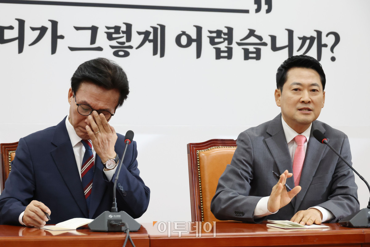 ▲김민석(왼쪽) 더불어민주당 대표가 24일 서울 여의도 국회에서 장동혁 국민의힘 대표를 예방하고 있다. 고이란 기자 photoeran@