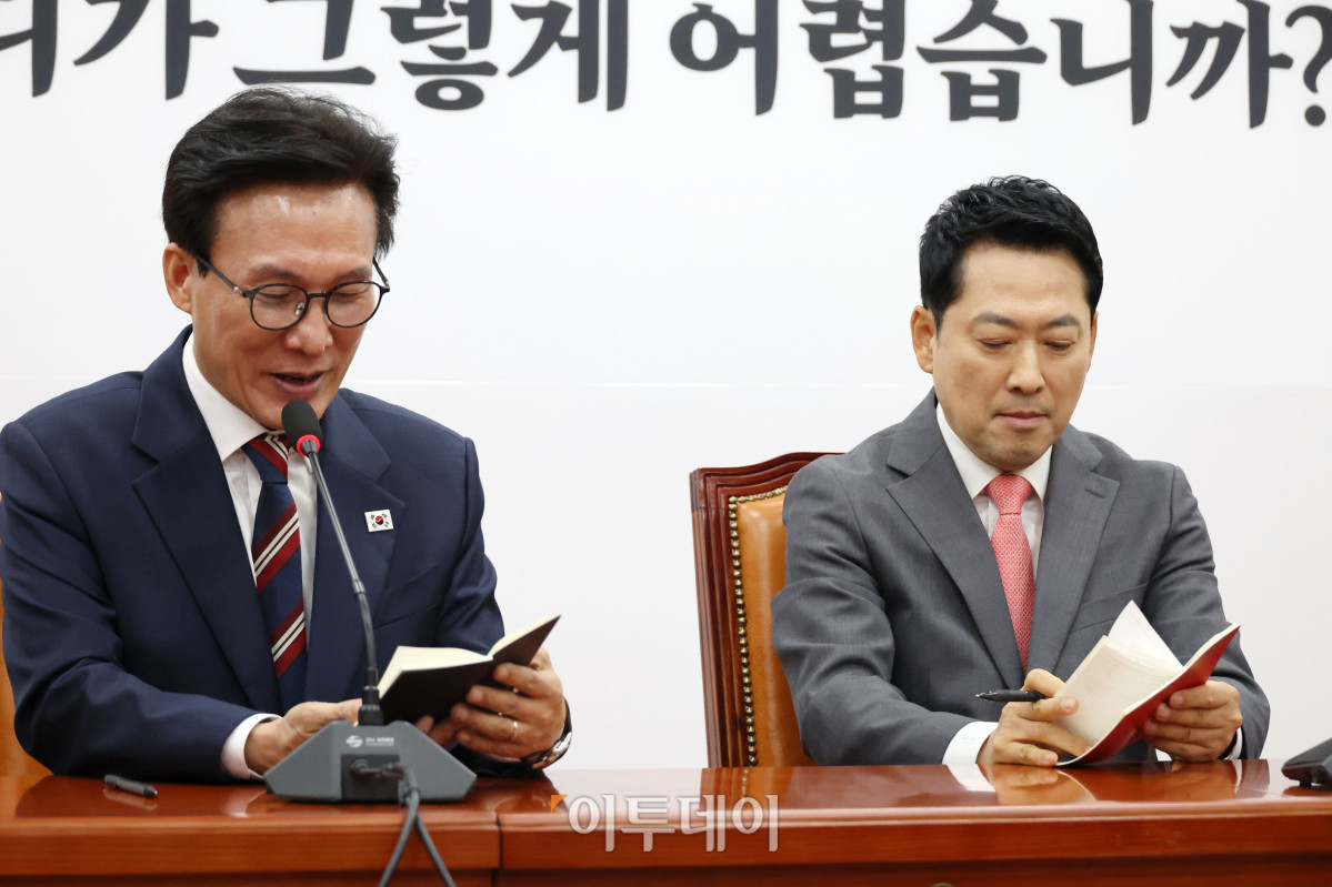 ▲김민석(왼쪽) 더불어민주당 대표가 24일 서울 여의도 국회에서 장동혁 국민의힘 대표를 예방하고 있다. 고이란 기자 photoeran@