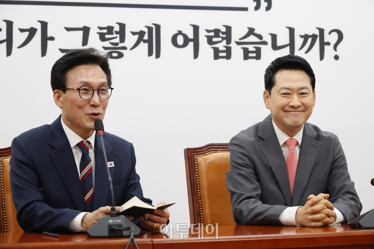 ▲김민석(왼쪽) 더불어민주당 대표가 24일 서울 여의도 국회에서 장동혁 국민의힘 대표를 예방하고 있다. 고이란 기자 photoeran@