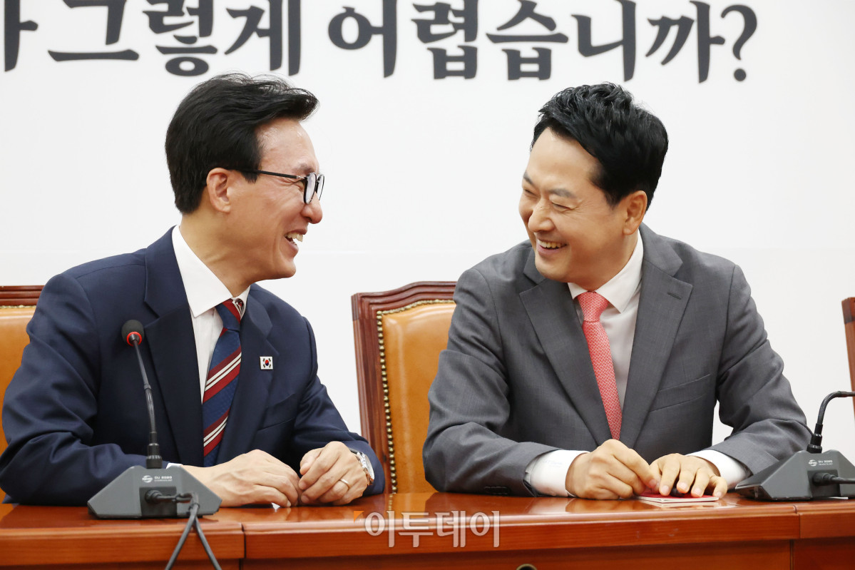 ▲김민석(왼쪽) 더불어민주당 대표가 24일 서울 여의도 국회에서 장동혁 국민의힘 대표를 예방하고 있다. 고이란 기자 photoeran@